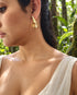 Aretes dorados artesanales Labelo Vainilla inspirados en las orquídeas colombianas, colección Entre Pétalos de Alas de Zafiro.