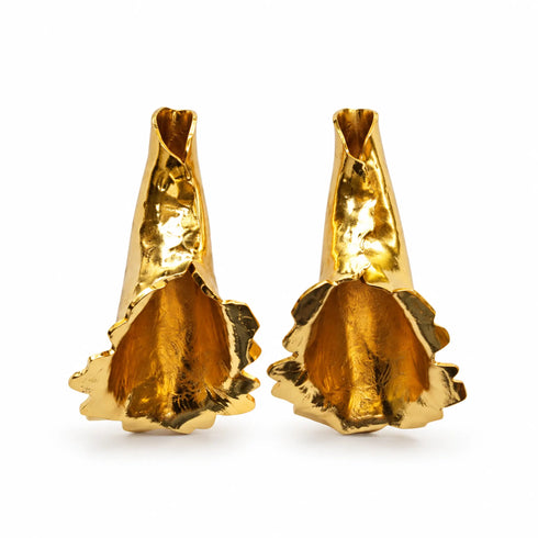 Aretes dorados artesanales Labelo Vainilla inspirados en las orquídeas colombianas, colección Entre Pétalos de Alas de Zafiro.