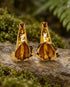 Descubre los aretes Labelo Vainilla de Alas de Zafiro, inspirados en las orquídeas colombianas y elaborados artesanalmente con formas orgánicas.