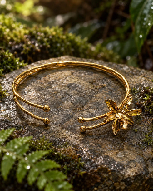 Pulsera Cattleya Abierta dorada con dos hilos, remates esféricos y orquídea artesanal de la colección Entre Pétalos.
