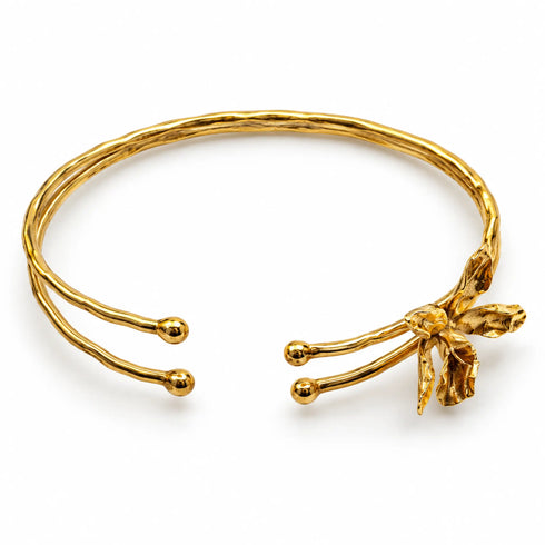 Pulsera Cattleya Abierta dorada con dos hilos, remates esféricos y orquídea artesanal de la colección Entre Pétalos.