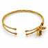 Pulsera Cattleya Abierta dorada con dos hilos, remates esféricos y orquídea artesanal de la colección Entre Pétalos.