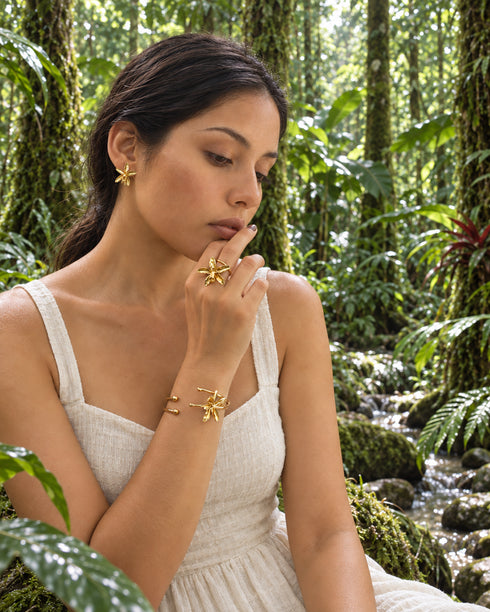 Pulsera Cattleya Abierta dorada con dos hilos, remates esféricos y orquídea artesanal de la colección Entre Pétalos.