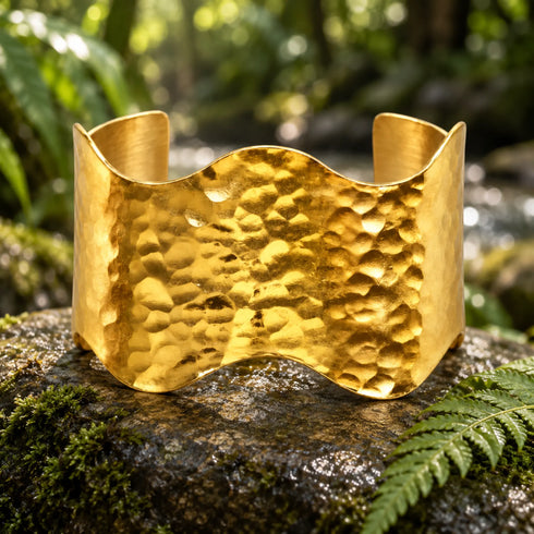 Descubre el Brazalete Enigma en Ondas Martillado, una joya artesanal colombiana de diseño abierto, textura única y silueta orgánica.