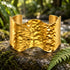 Descubre el Brazalete Enigma en Ondas Martillado, una joya artesanal colombiana de diseño abierto, textura única y silueta orgánica.