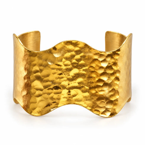 Descubre el Brazalete Enigma en Ondas Martillado, una joya artesanal colombiana de diseño abierto, textura única y silueta orgánica.